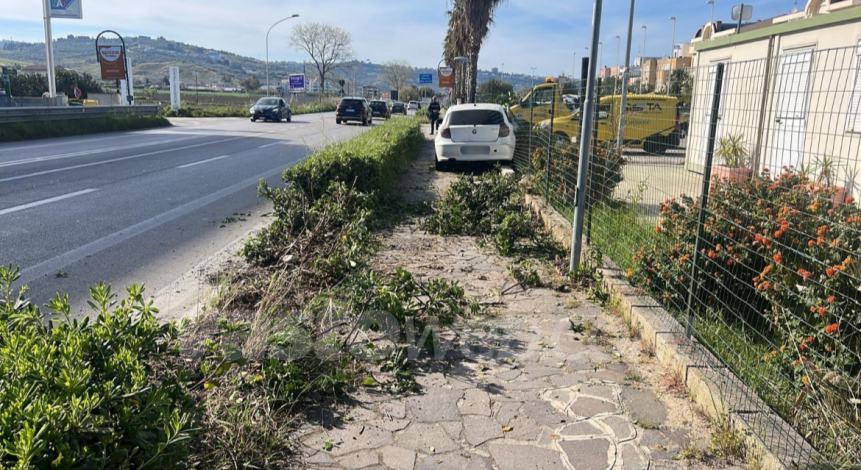 Perde il controllo dell'auto sulla Statale 16 e finisce sul marciapiede, 1 ferito