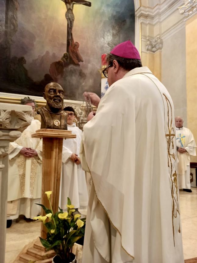 A Castiglione benedetto il busto in bronzo della reliquia di San Pio 