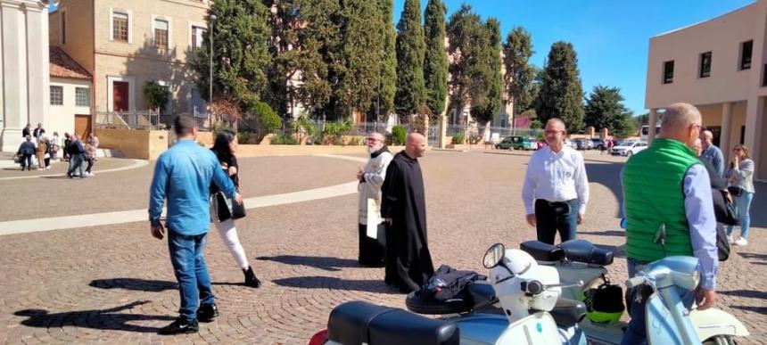 Raduno di moto d’epoca colora la piazza della Basilica Madonna dei Miracoli 