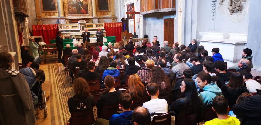 In tanti  alla presentazione del libro di Marco Patricelli "Tagliare la corda"