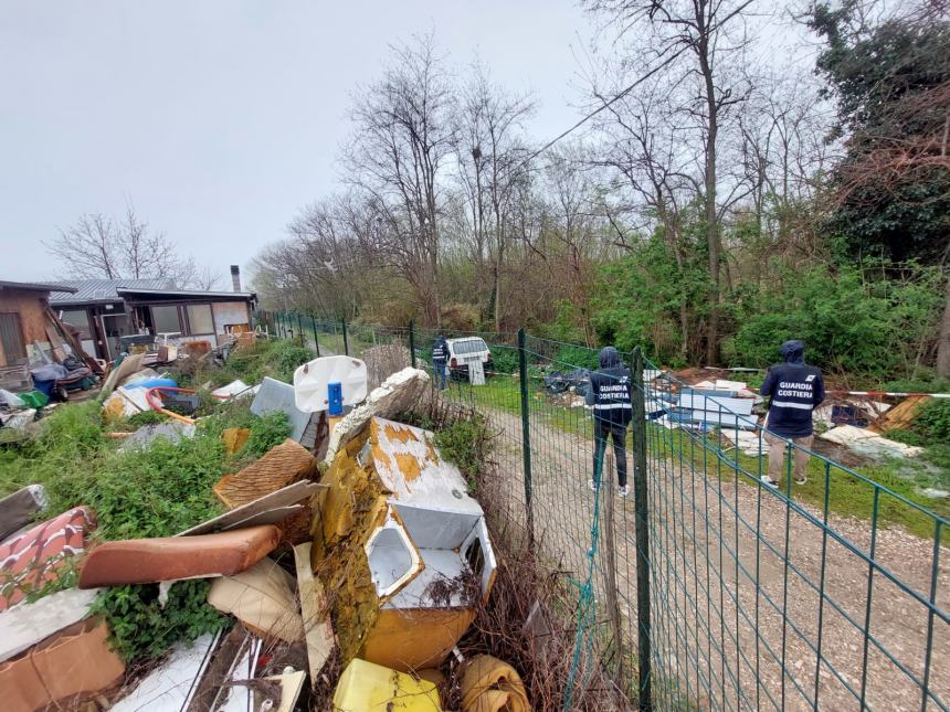 Gestiva una discarica illecita di rifiuti, sequestrata un’area