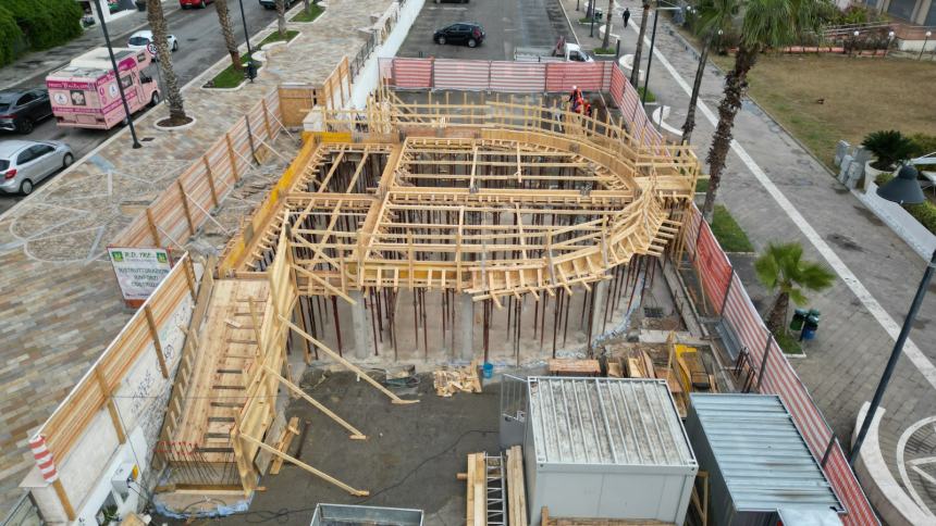 Cassaforma in costruzione alla rotonda: rinasce il simbolo di Vasto Marina