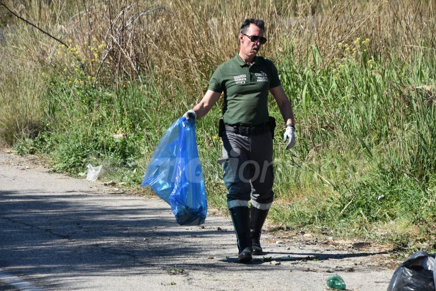 Giornata ecologica alla "Bufalara", si trova di tutto nei rifiuti abbandonati sul territorio