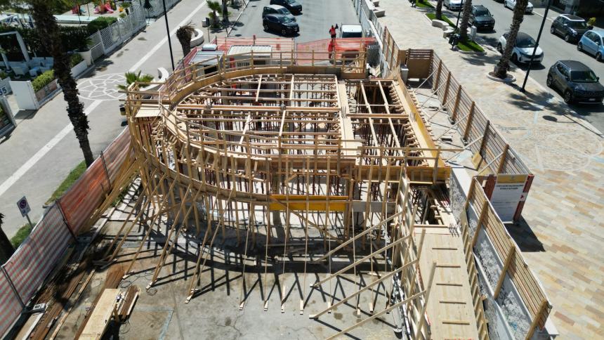 Cassaforma in costruzione alla rotonda: rinasce il simbolo di Vasto Marina