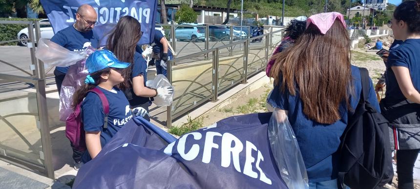 Bottiglione da 5 litri, sacchi colmi di cicche e rifiuti vari raccolti alla Bagnante da Plastic Free 