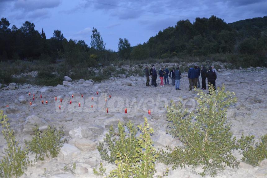 Tratto del fiume Trigno scompare, i cittadini celebrano il funerale