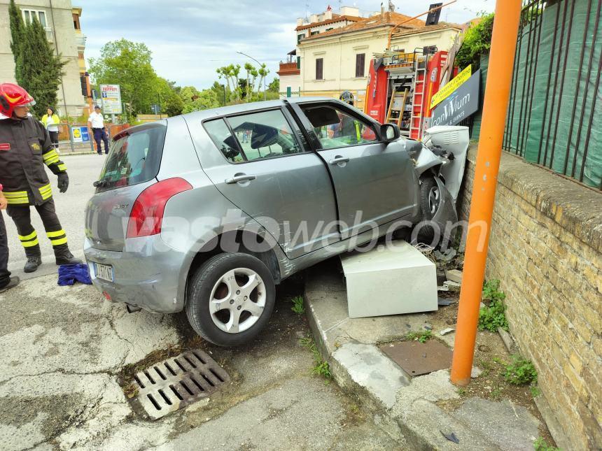 Auto finisce contro muretto a Vasto Marina, ferita una coppia