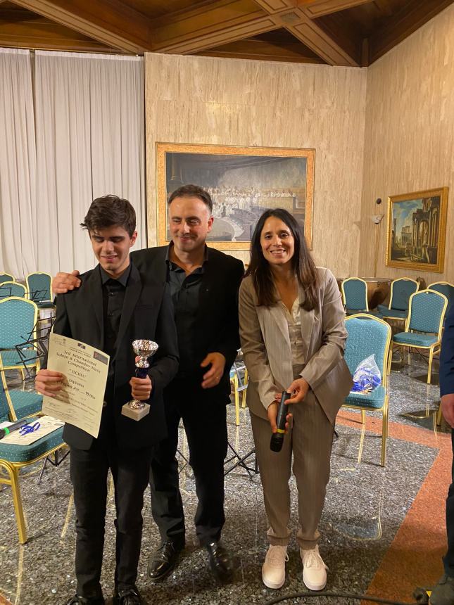 Emanuele Santoro brilla al concorso internazionale di Ischia con il 1° premio assoluto 