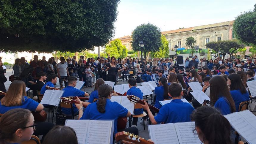 Il concerto in piazza degli studenti dell'Oddo-Bernacchia