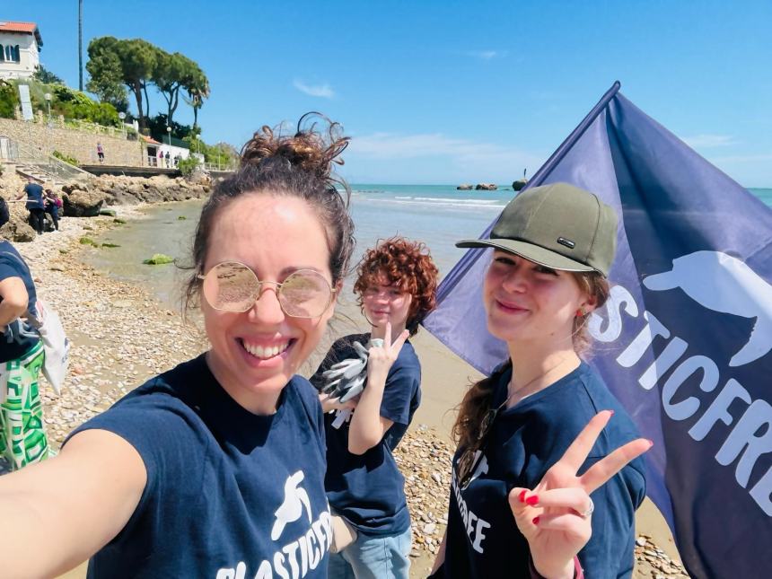 Bottiglione da 5 litri, sacchi colmi di cicche e rifiuti vari raccolti alla Bagnante da Plastic Free 