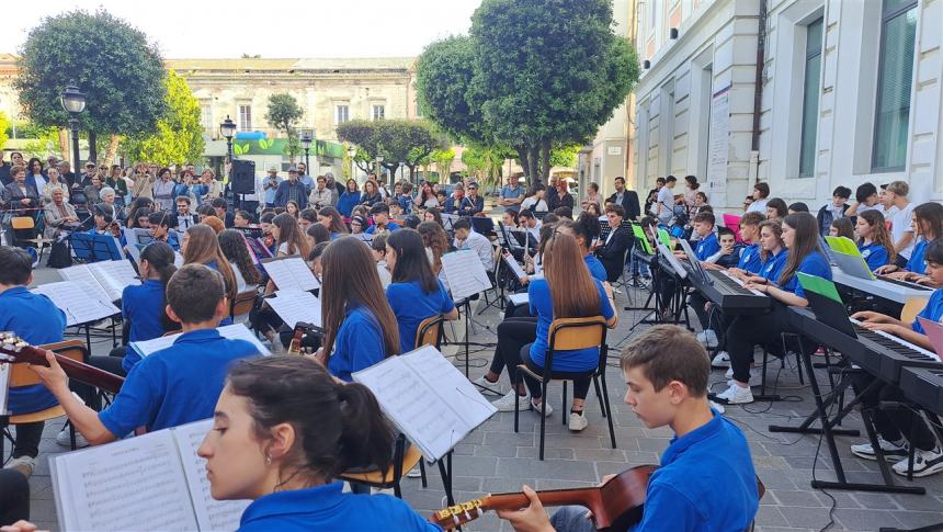 Il concerto in piazza degli studenti dell'Oddo-Bernacchia