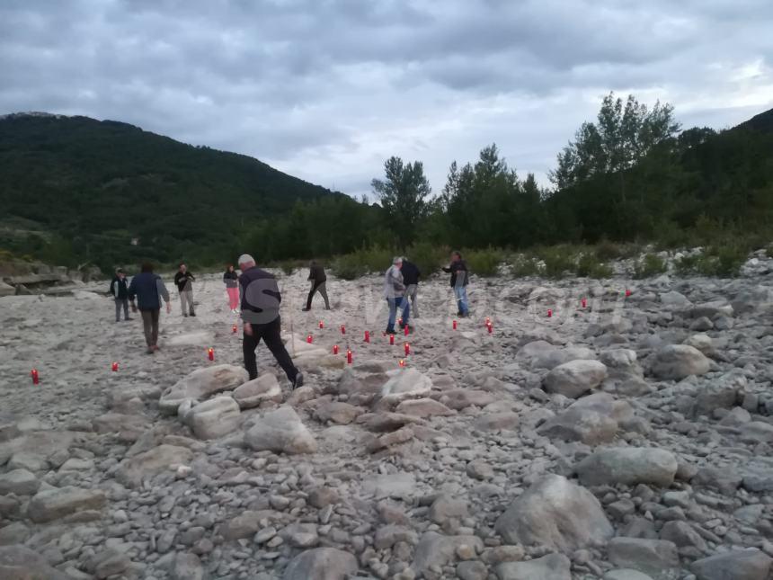 Tratto del fiume Trigno scompare, i cittadini celebrano il funerale