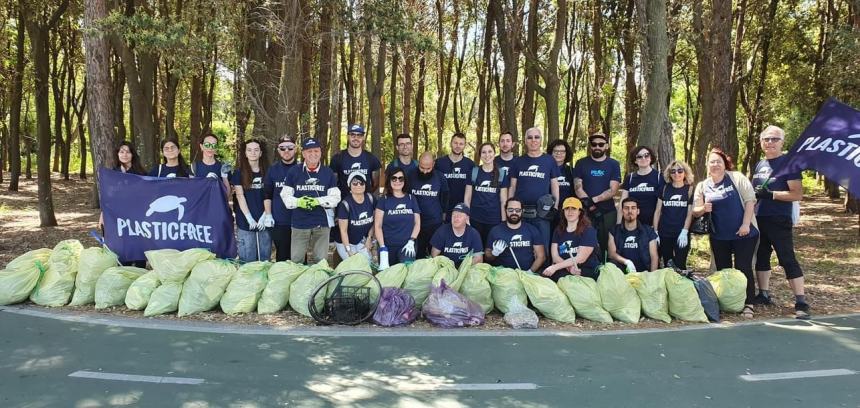 A San Salvo in azione i volontari di Plastic Free con oltre 20 sacchi di rifiuti  raccolti 