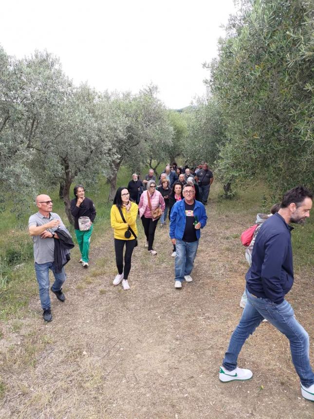 Nuovo look per Lentella tra raccolta rifiuti abbandonati e vasi ridipinti dai bambini 