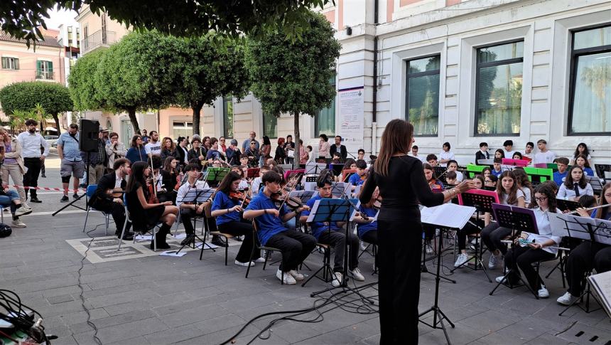 Il concerto in piazza degli studenti dell'Oddo-Bernacchia