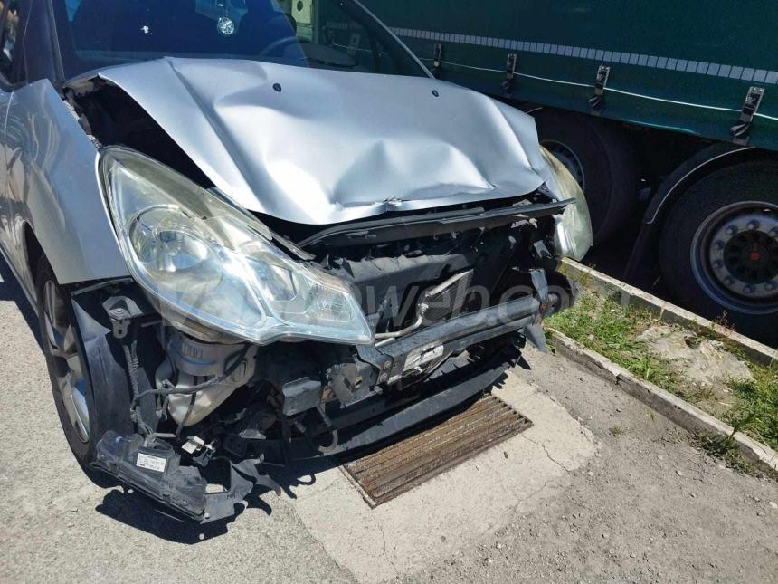 Auto tampona tir sulla Statale 16 a Vasto Marina