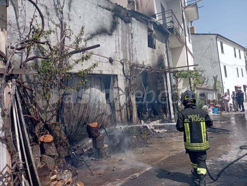 Rimessa con mezzi in fiamme a Torrebruna: "L'area è pericolante"