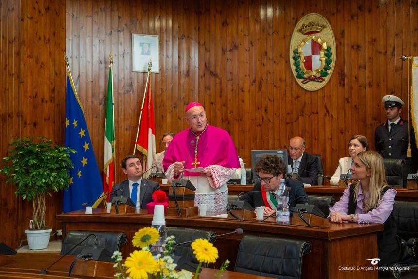 Il neo Monsignor Lalli in municipio, Menna: “Questa nostra  Vasto gioisce con te”