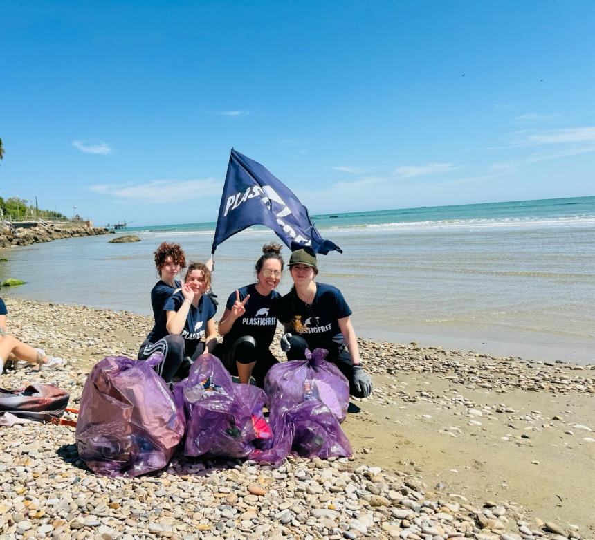 Bottiglione da 5 litri, sacchi colmi di cicche e rifiuti vari raccolti alla Bagnante da Plastic Free 