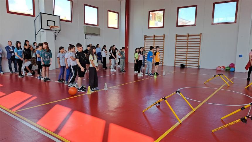 Benedizione della palestra della scuola di via Po: «Manuel con noi per sempre»