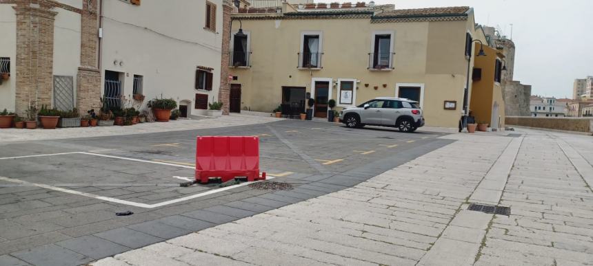 Isola pedonale "in sordina": «Non la rispettano e c'è chi viene "accolto" tra le auto»