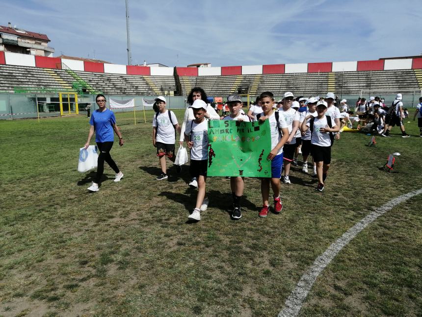 250 studenti alla corsa contro la fame: “Ogni giro è un dono per il Bangladesh”