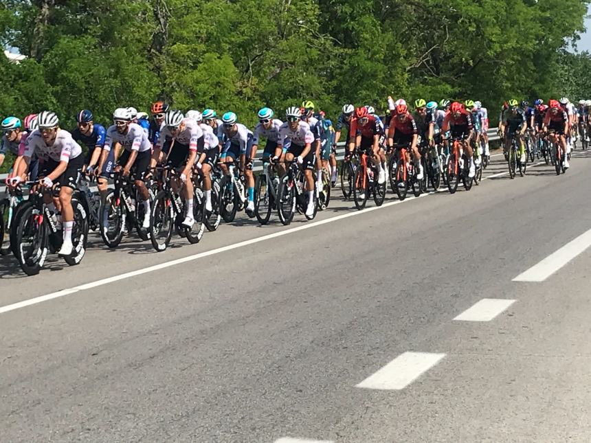 In tanti a Vasto, San Salvo e Casalbordino lungo la Statale 16 per il passaggio del Giro d'Italia