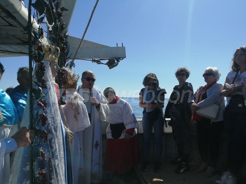 Madonna di Pennaluce, in tanti alla processione in mare: "Emozione di fede e tradizione" 