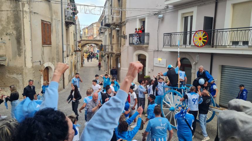 L'arrivo trionfale dei Giovani e la festa con la piazza colorata di biancoceleste