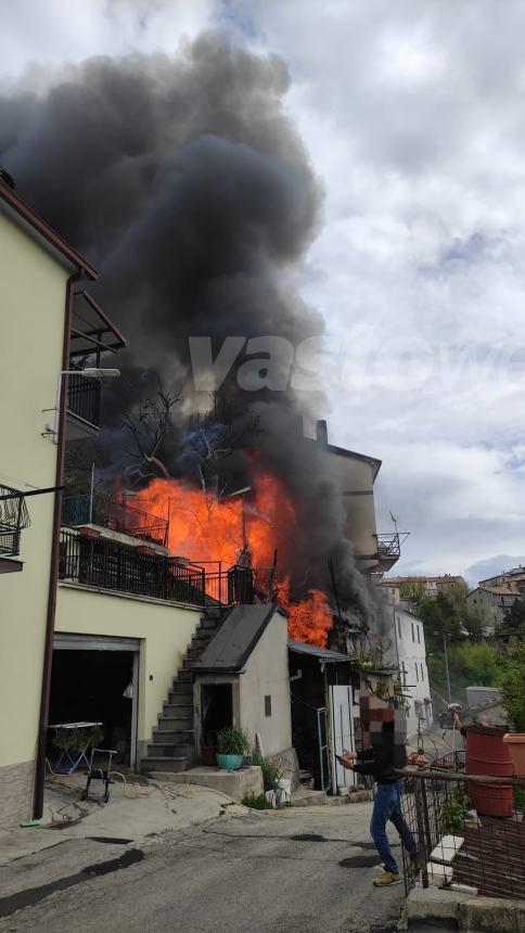 Rimessa con mezzi in fiamme a Torrebruna: "L'area è pericolante"