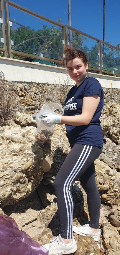 Bottiglione da 5 litri, sacchi colmi di cicche e rifiuti vari raccolti alla Bagnante da Plastic Free 