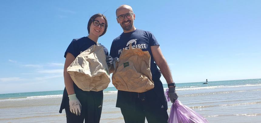 Bottiglione da 5 litri, sacchi colmi di cicche e rifiuti vari raccolti alla Bagnante da Plastic Free 