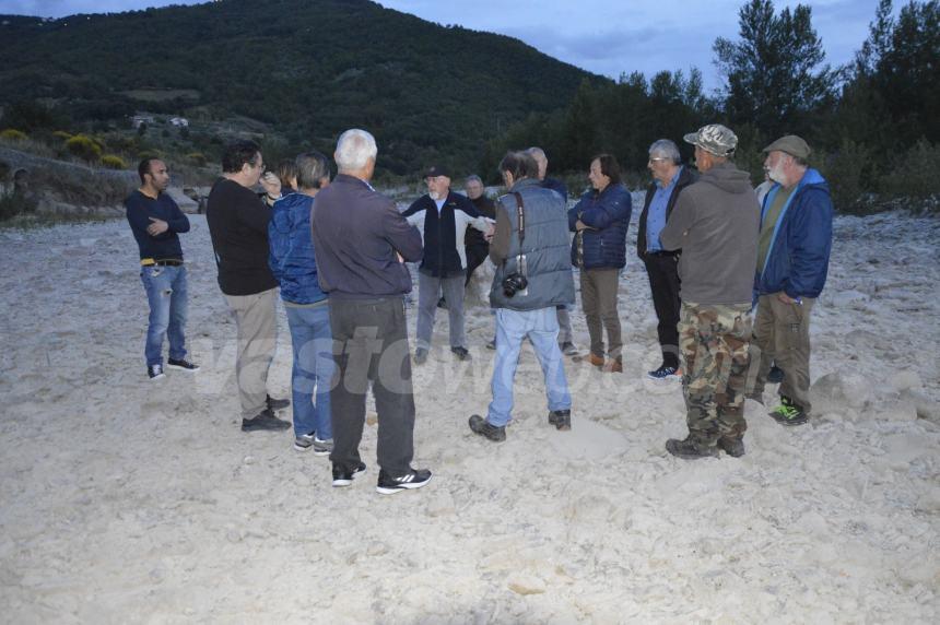 Tratto del fiume Trigno scompare, i cittadini celebrano il funerale