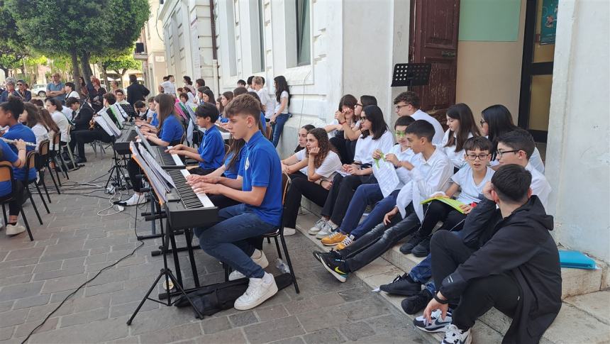 Il concerto in piazza degli studenti dell'Oddo-Bernacchia