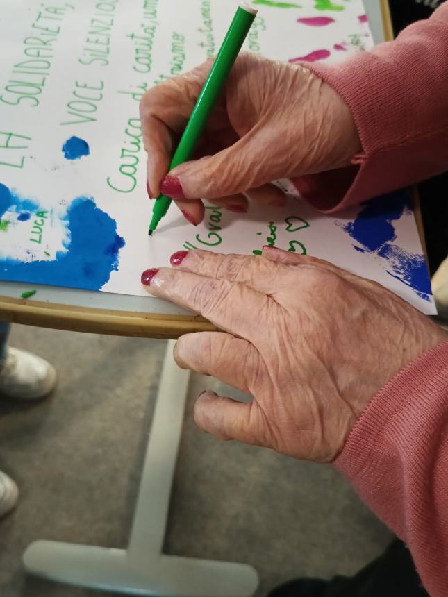 Educazione alla fragilità e solidarietà, ragazzi in visita alla Rsa di Casoli