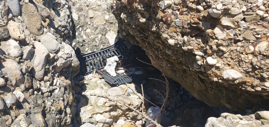 Bottiglione da 5 litri, sacchi colmi di cicche e rifiuti vari raccolti alla Bagnante da Plastic Free 