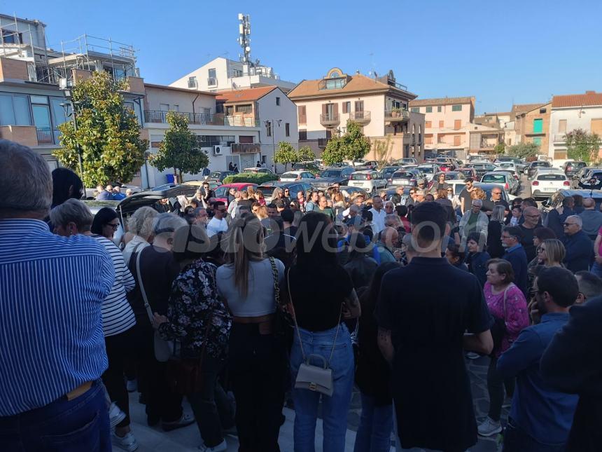 Chiesa gremita per l'ultimo a saluto a Eusanio De Amicis, il 64enne morto schiacciato dal trattore