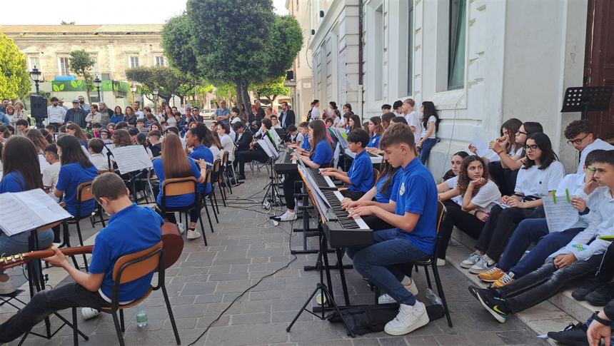 Il concerto in piazza degli studenti dell'Oddo-Bernacchia