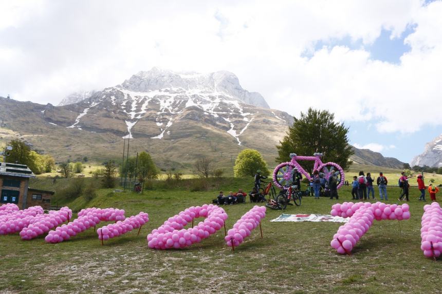 Giro d’Italia, tanti appassionati sul Gran Sasso: Pogacar  vince in volata 