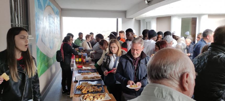 Di partenza e di ritorno, inaugurato a Tavenna il monumento "Al Migrante"