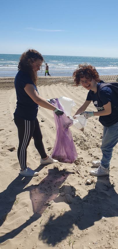 Bottiglione da 5 litri, sacchi colmi di cicche e rifiuti vari raccolti alla Bagnante da Plastic Free 