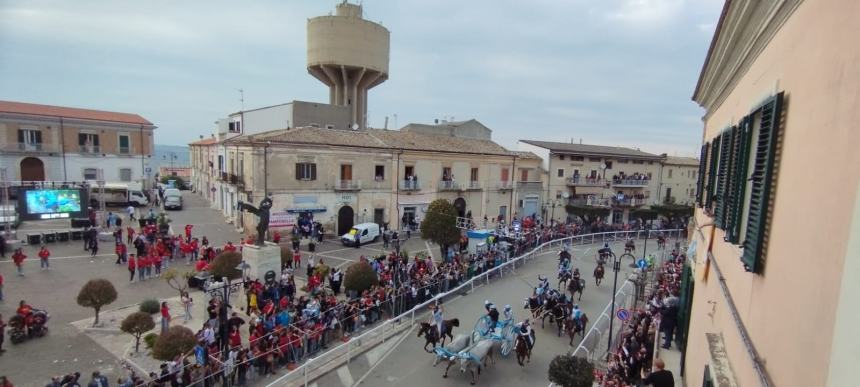 L'arrivo trionfale dei Giovani e la festa con la piazza colorata di biancoceleste