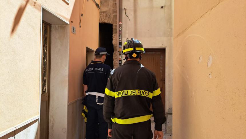 Vigili del fuoco nel borgo antico