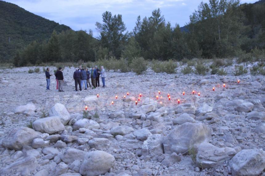 Tratto del fiume Trigno scompare, i cittadini celebrano il funerale