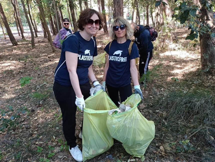 A San Salvo in azione i volontari di Plastic Free con oltre 20 sacchi di rifiuti  raccolti 