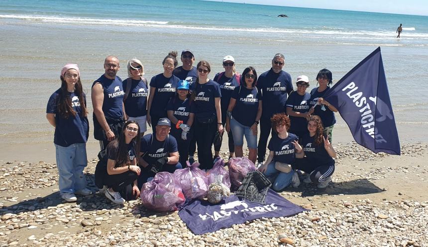 Bottiglione da 5 litri, sacchi colmi di cicche e rifiuti vari raccolti alla Bagnante da Plastic Free 