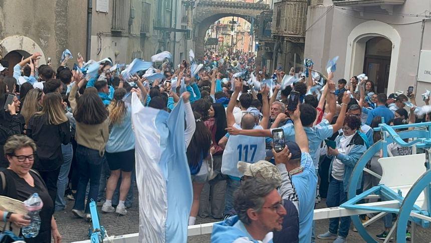 L'arrivo trionfale dei Giovani e la festa con la piazza colorata di biancoceleste