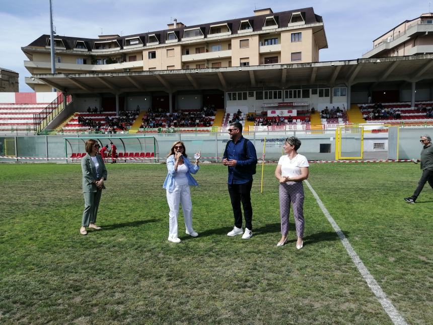 250 studenti alla corsa contro la fame: “Ogni giro è un dono per il Bangladesh”