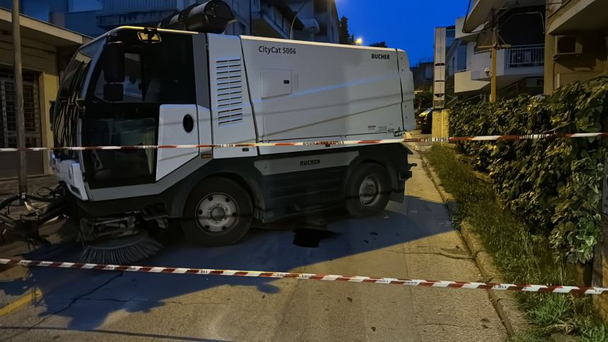 Si apre una voragine, spazzatrice sprofonda in via Madonna dell'Asilo