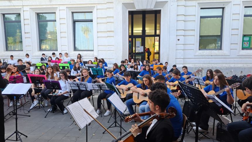 Il concerto in piazza degli studenti dell'Oddo-Bernacchia